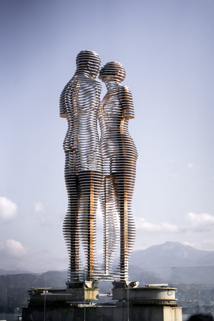 kissing man and woman statue